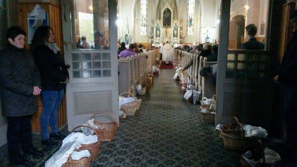 A húsvéti eledel megszentelése .