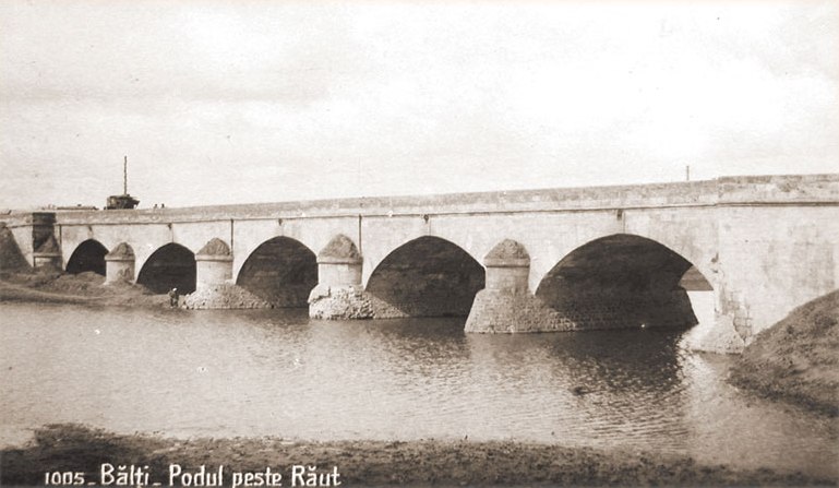 Pod peste Răuț.