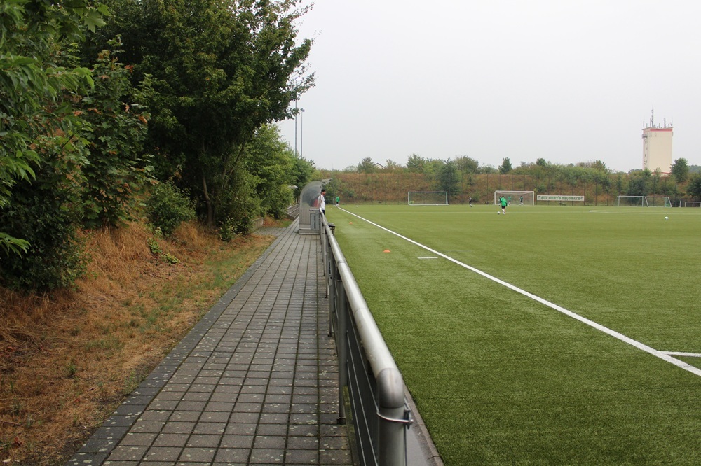 Hans-Klosterkamp-Sportplatz_im_Sportpark_Reusrath